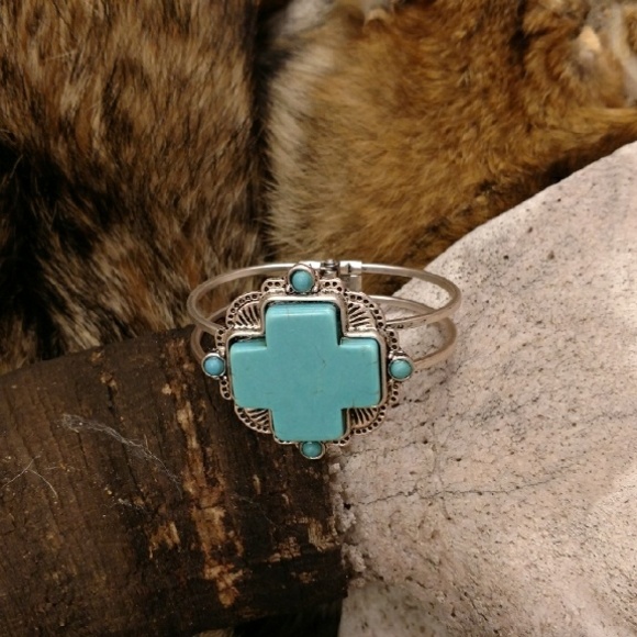 ✨Turquoise Cuff Bracelet✨ - Picture 2 of 3